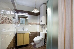 Apartamento, 1 quarto | Banheiro | Produtos de toalete grátis, secador de cabelo, chinelos