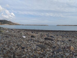 En la playa, playa de arena blanca, camastros y toallas de playa 