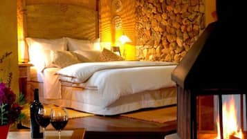 Chalet | Minibar, desk, bed sheets