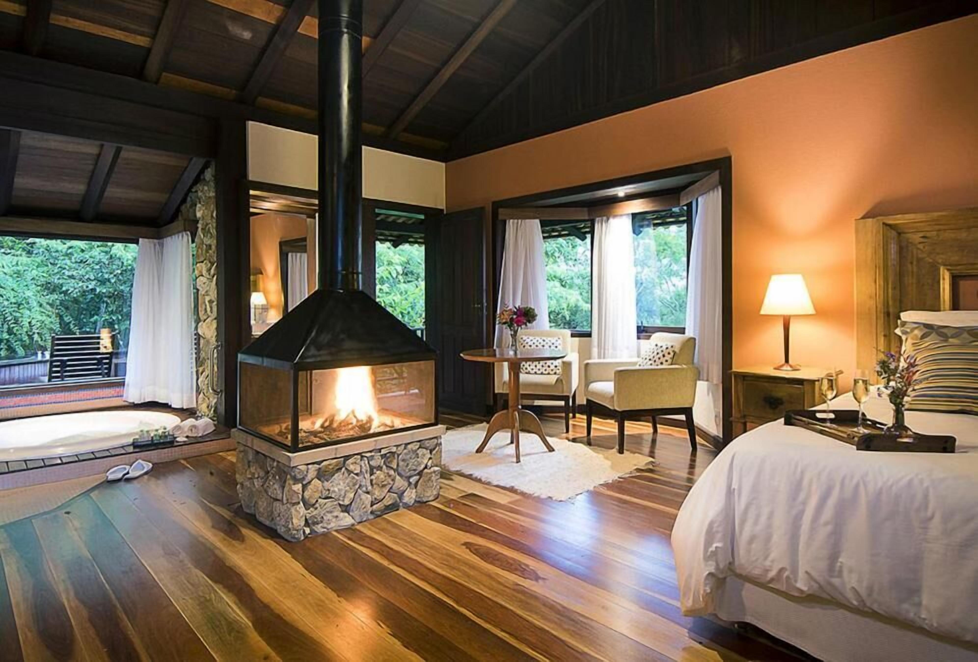 迷你吧、書桌、床單