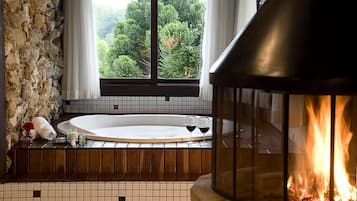 Badewanne und Dusche (separat), kostenlose Toilettenartikel
