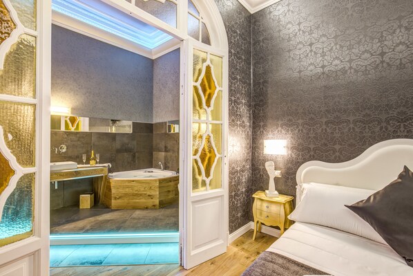 Grand Suite, 1 Queen Bed | Bathroom