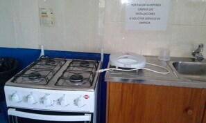 Kamar Double Basic | Dapur pribadi | Lemari es, oven, dan peralatan masak/sendok-piring