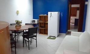 Habitación triple, no fumadores, cocina básica | Servicio de comidas en la habitación