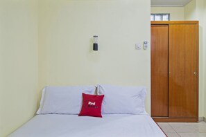 Double Room | Desk, free WiFi, bed sheets - RedDoorz Plus near Ciputra World Kuningan 2 (Jakarta)