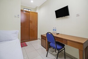Desk, free WiFi, bed sheets - RedDoorz Plus near Ciputra World Kuningan 2 (Jakarta)