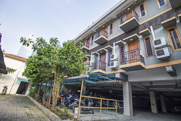 Exterior - RedDoorz Plus near Ciputra World Kuningan 2 (Jakarta)