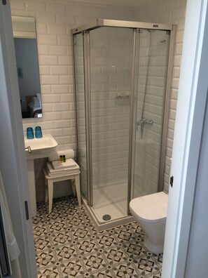Shower, free toiletries, hair dryer, towels - Pension Balerdi (San Sebastián)