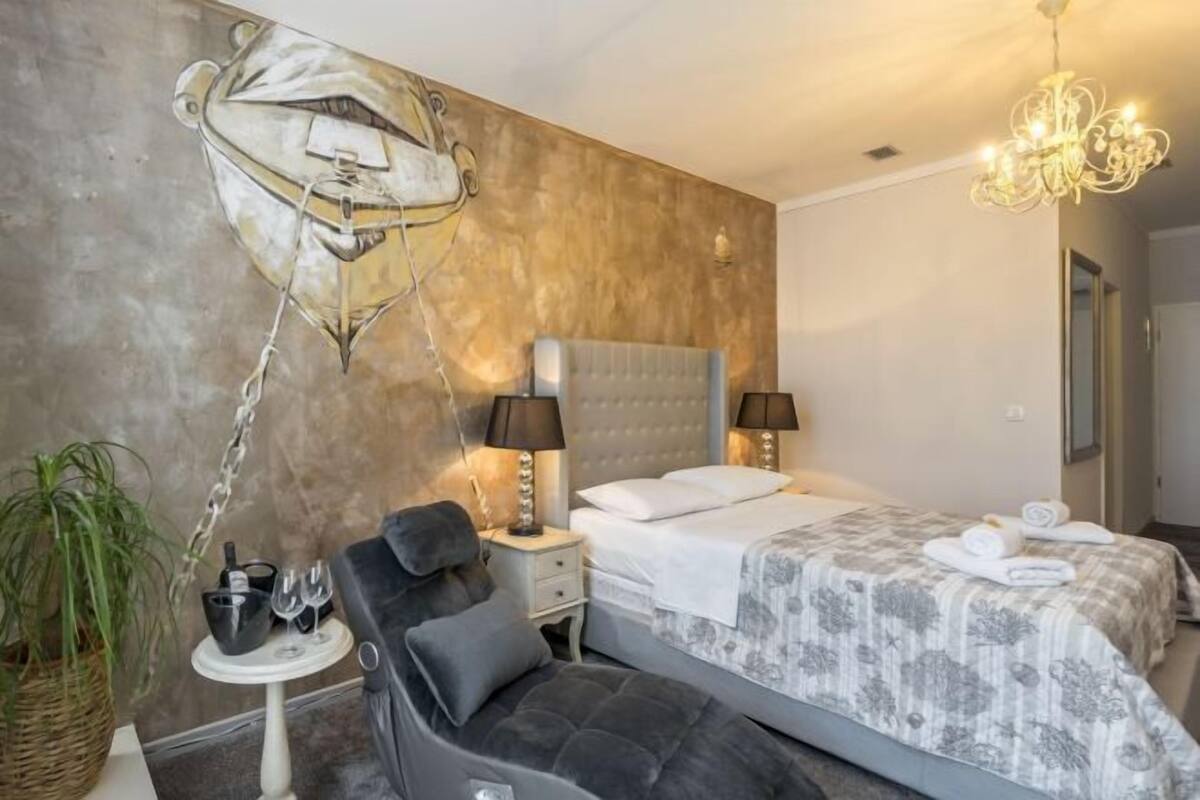 1 bedroom, Egyptian cotton sheets, premium bedding, memory-foam beds