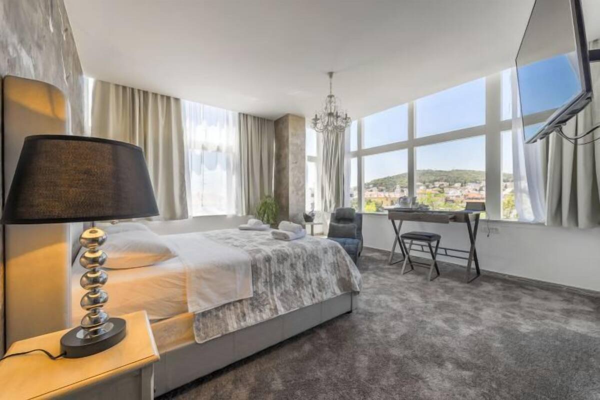 1 bedroom, Egyptian cotton sheets, premium bedding, memory-foam beds