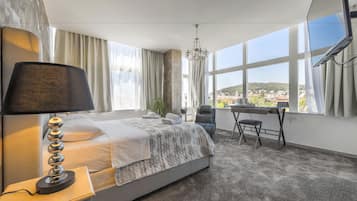 Deluxe Luxury Suite with City View | Living area | Flat-screen TV