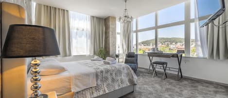 Deluxe Luxury Suite with City View | Wohnbereich | Flachbildfernseher