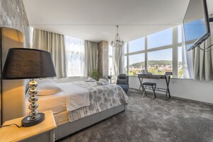 Deluxe Luxury Suite with City View | Wohnbereich | Flachbildfernseher