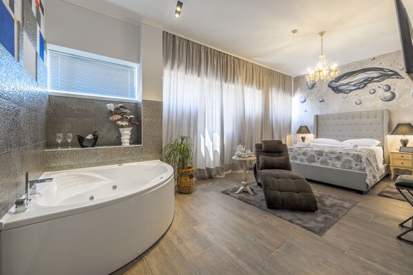 Luxury Suite with Jacuzzi