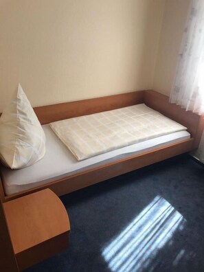 Single Room | Premium bedding, in-room safe, desk, free cribs/infant beds - Hotel Montan (Duisburg)