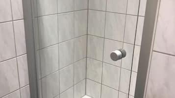 Dusche, kostenlose Toilettenartikel, Haartrockner, Handtücher