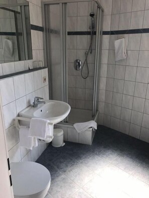 Douche, articles de toilette gratuits, sèche-cheveux