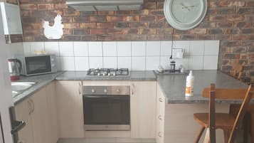 Eenvoudig appartement | Privékeuken | Een koelkast/vriezer, een magnetron, een oven, een kookplaat