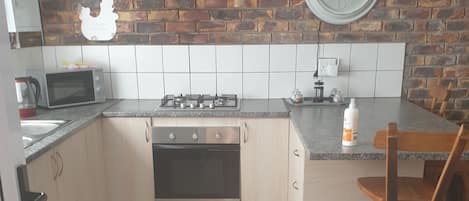 Eenvoudig appartement | Privékeuken | Een koelkast/vriezer, een magnetron, een oven, een kookplaat