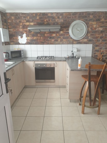 Refrigerador con freezer, microondas, horno, placa de cocina