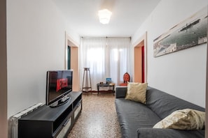 Apartment, 3 Schlafzimmer | Wohnbereich | Flachbildfernseher