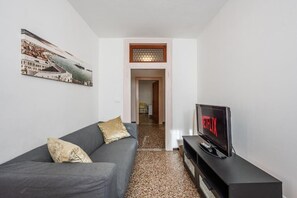 Apartment, 3 Schlafzimmer | Wohnbereich | Flachbildfernseher