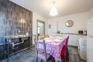 Appartement, 3 chambres | Cuisine privée | Réfrigérateur, micro-ondes, plaque de cuisson, cafetière/bouilloire
