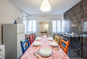 Apartment, 3 Schlafzimmer | Eigene Küche | Kühlschrank, Mikrowelle, Herdplatte, Wasserkocher mit Kaffee-/Teezubehör