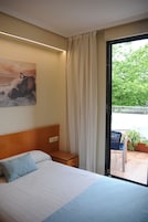 Escritorio, wifi gratis y ropa de cama