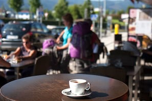 Aperto a colazione, pranzo e cena, cucina internazionale 