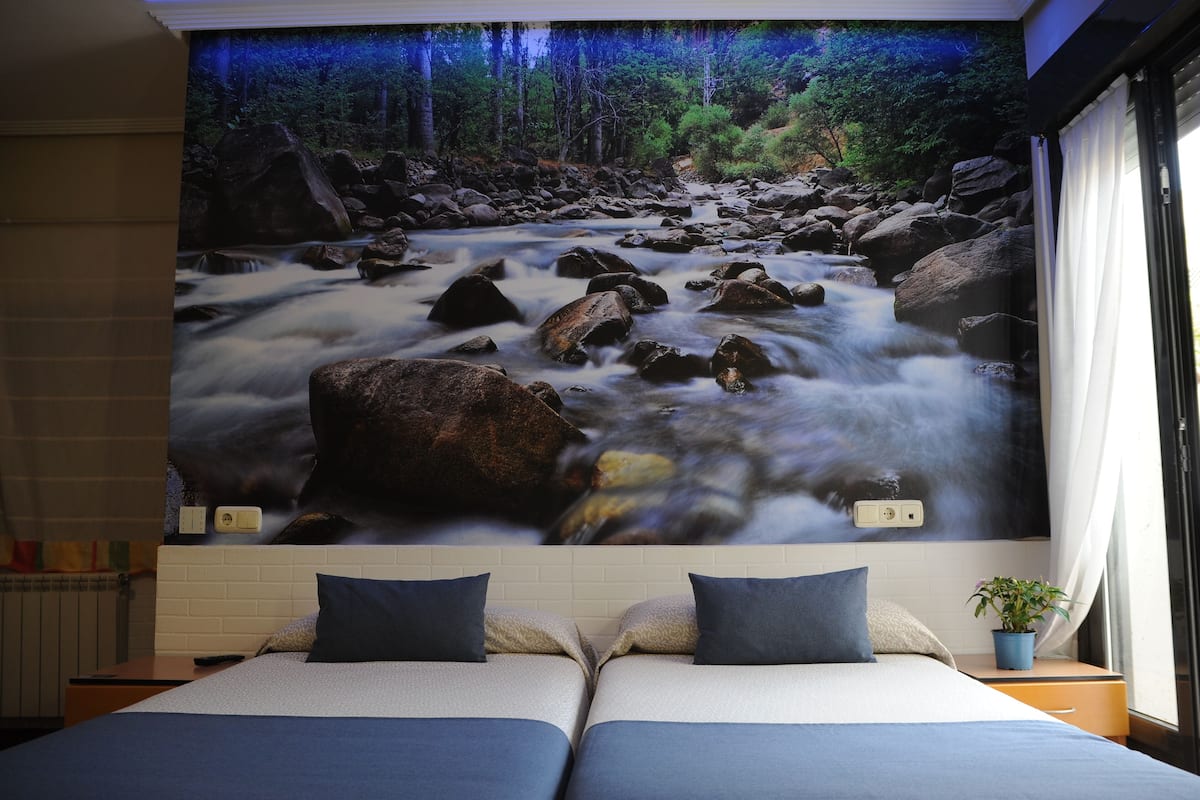 Twin kamer | Een bureau, gratis wifi, beddengoed