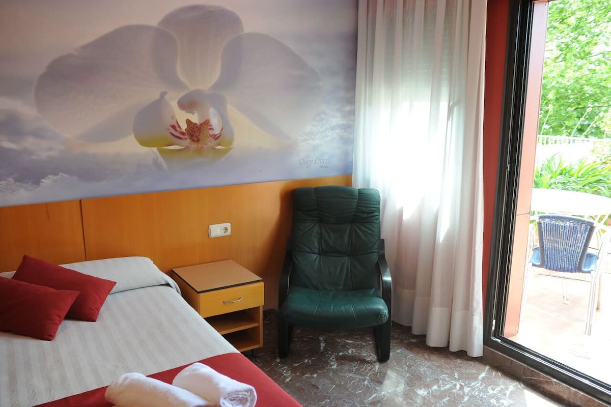 Habitación de matrimonio (con cama supletoria) | โต๊ะทำงาน, Wi-Fi ฟรี, ผ้าปูที่นอน
