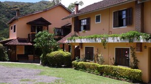 Vista frontal de la propiedad