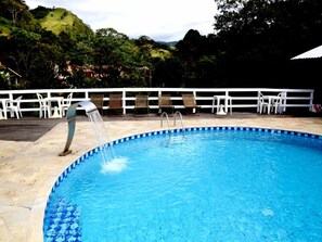 Outdoor pool, sun loungers - Pousada Chalés do Lago (Resende)