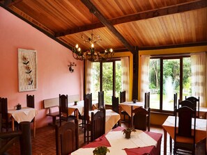 Free daily buffet breakfast - Pousada Chalés do Lago (Resende)