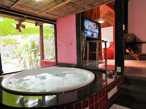 Chalé tradicional, vista para o jardim | Frigobar, Wi-Fi de cortesia