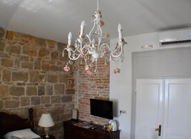 Ropa de cama de alta calidad y caja de seguridad en la habitación