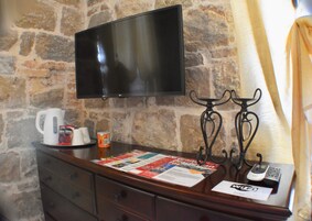 Habitación Deluxe doble | Ropa de cama de alta calidad, caja fuerte, escritorio