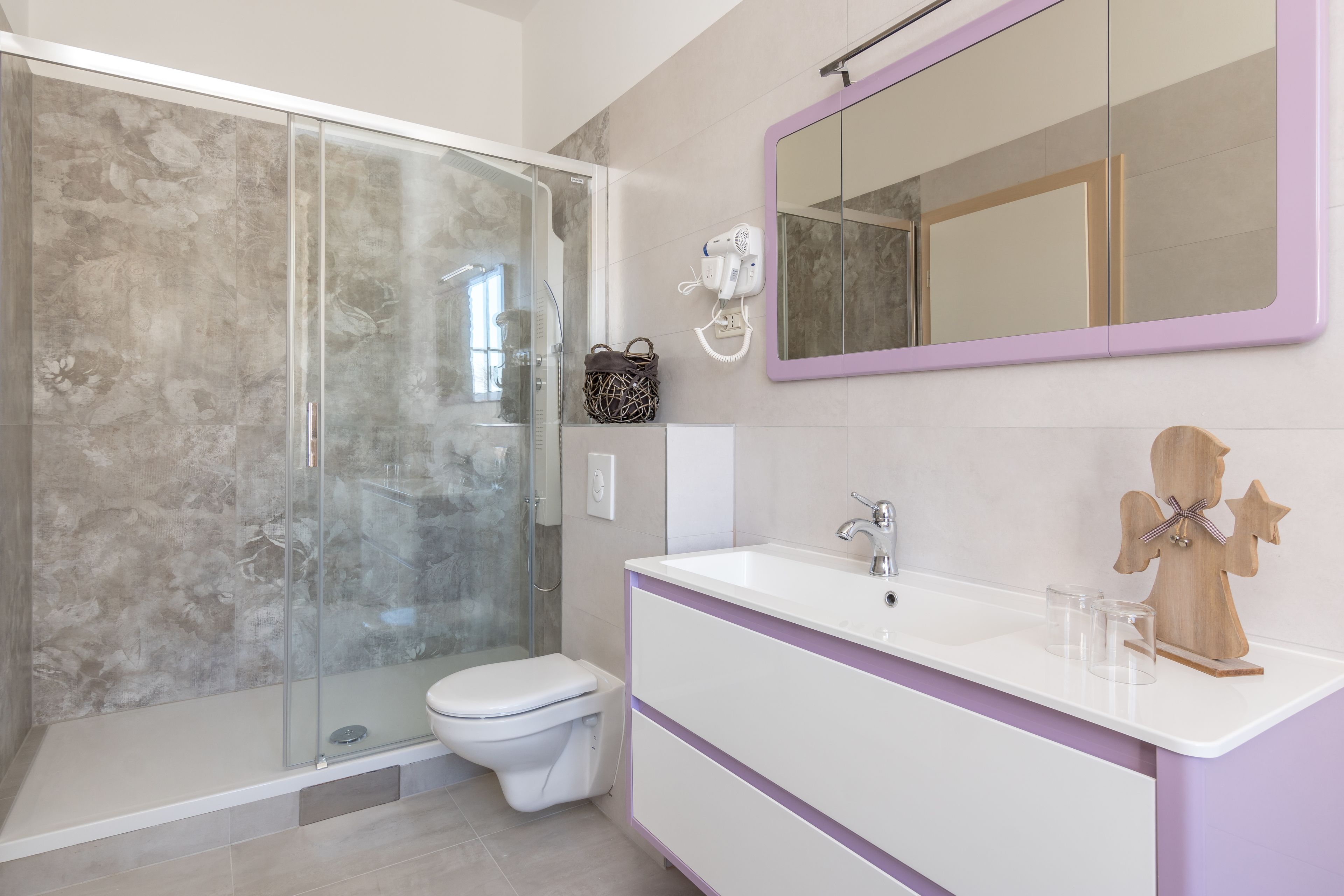 deluxe double room | bathroom | shower, free toiletries, slippers, towels