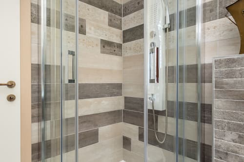 Habitació doble Deluxe | Roba de llit d'alta qualitat, caixa forta a l'habitació i escriptori