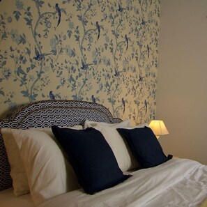 Sábanas de algodón egipcio y minibar 