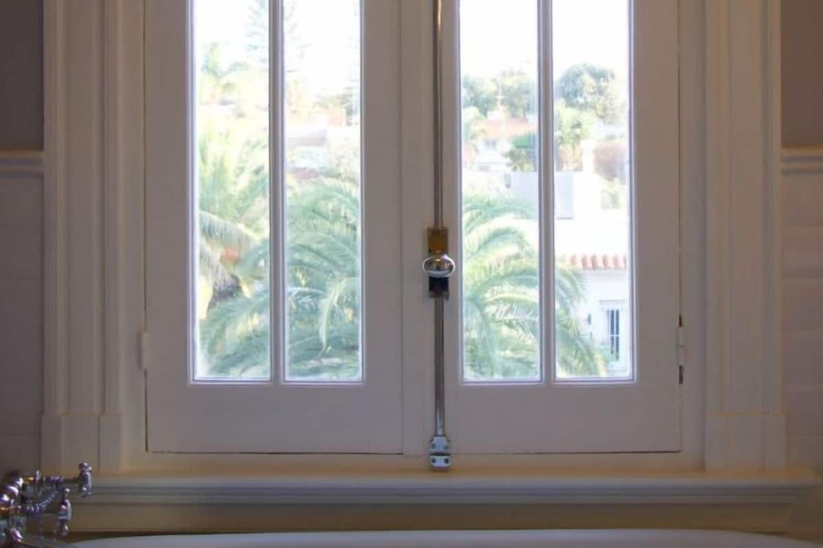 deep-soaking bathtub