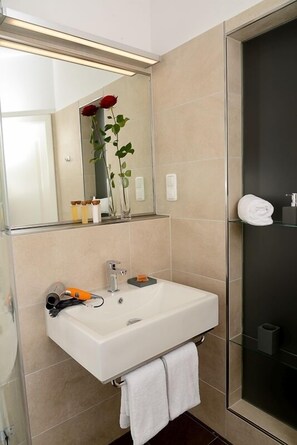 Douche, serviettes fournies