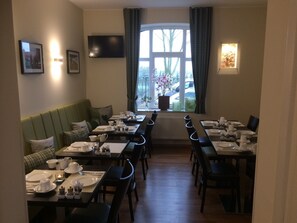 Petit-déjeuner buffet (19.90 EUR par personne)
