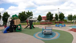 A playground with various play structures, including a slide, swings, and a climbing frame. - HOSTAL EUROPA pensión (Irun)