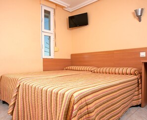 Desk, laptop workspace, free WiFi, bed sheets - HOSTAL EUROPA pensión (Irun)