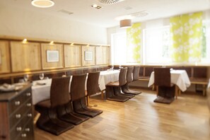 Dinner served, local and international cuisine - Hotel Römerstadt (Gersthofen)