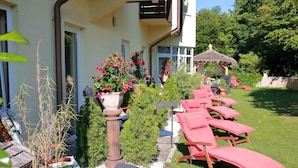 Un pati d'hotel amb seients exteriors i plantes en testos.