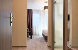 Business Single Room | Hypo-allergenic bedding, desk, laptop workspace, blackout drapes