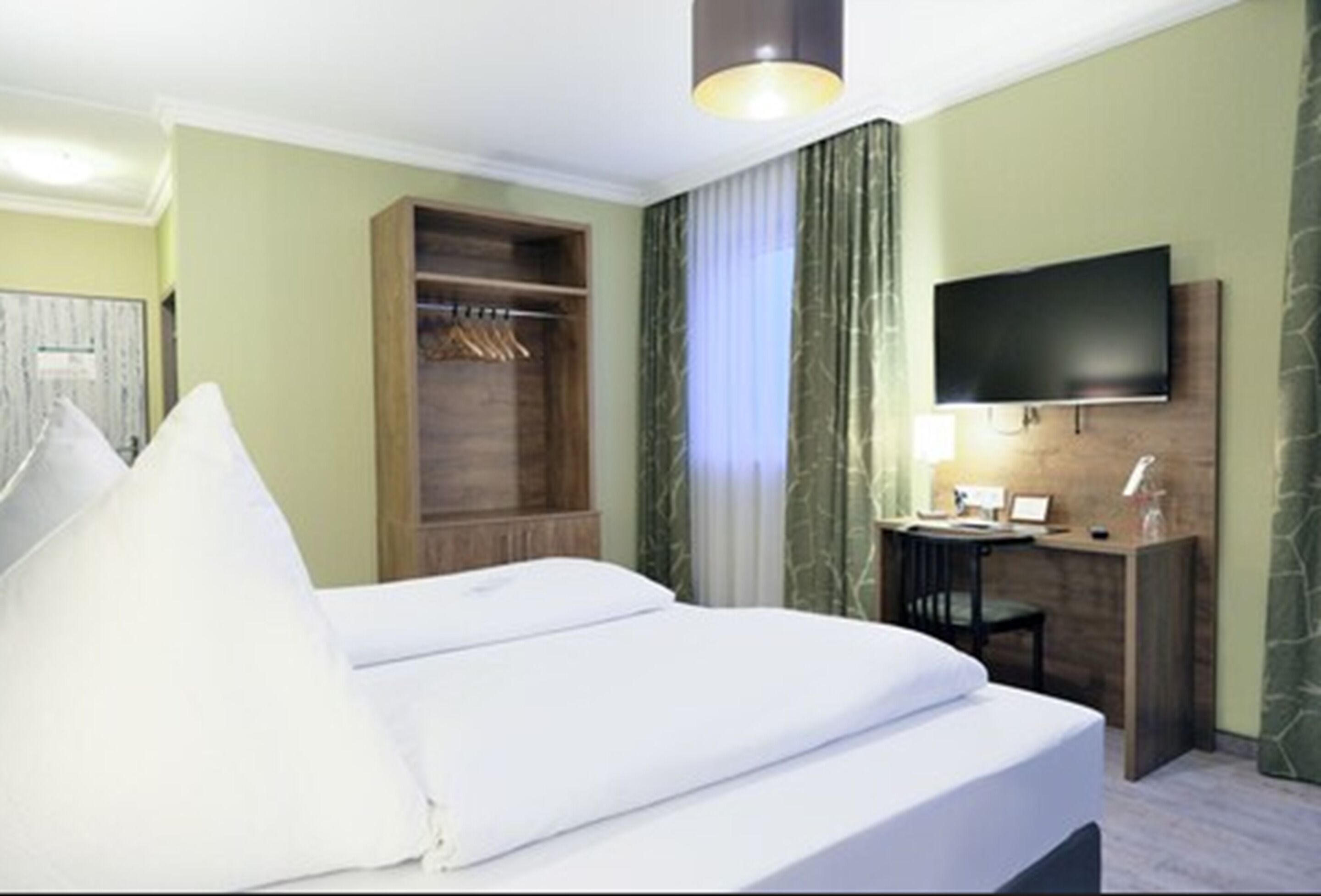 twin room | 1 bedroom, hypo-allergenic bedding, desk, laptop workspace